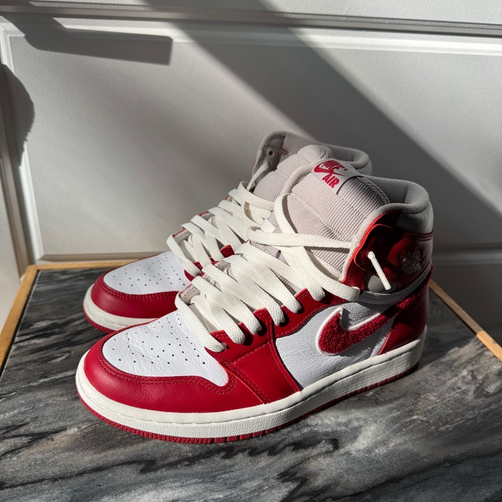 Jordan 1 Retro High OG
Varsity Red (Women's)